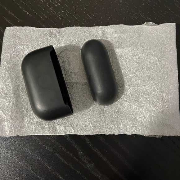 Apple AirPods Pro with Wireless Charging Case - Picture 9 of 9